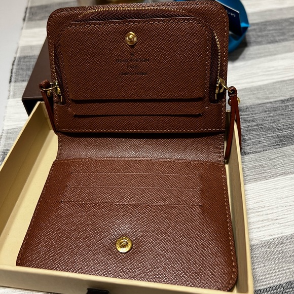 ♥️LV PRISTINE COMPACT WALLET EUC - Picture 12 of 16